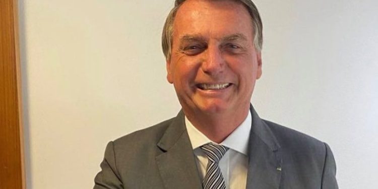 Bolsonaro autoriza ministros a receberem ‘brindes’ de até R$ 392