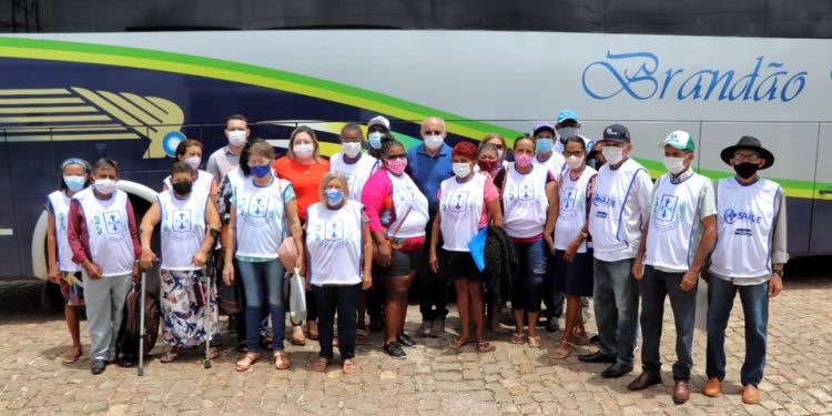 Saúde de Paulistana leva pacientes para participar de triagem do mutirão da catarata na cidade de Picos