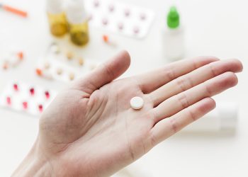 Automedicação durante a pandemia traz riscos para a saúde; entenda