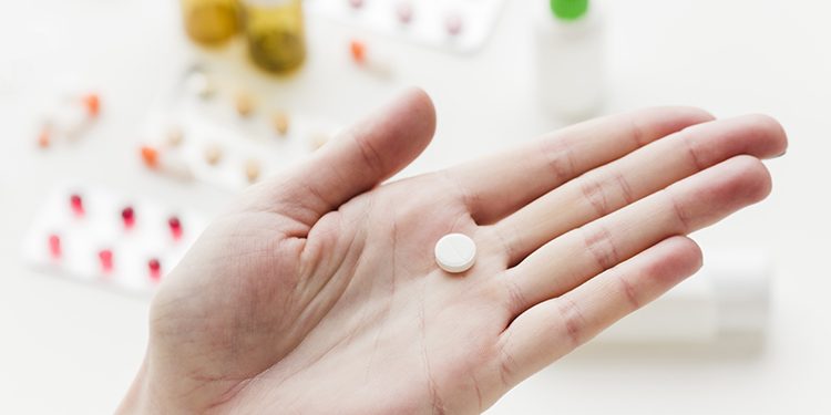 Automedicação durante a pandemia traz riscos para a saúde; entenda