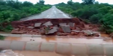 Rodovia Estadual PI-143 que liga Jacobina a Conceição do Canindé se rompe após fortes chuvas