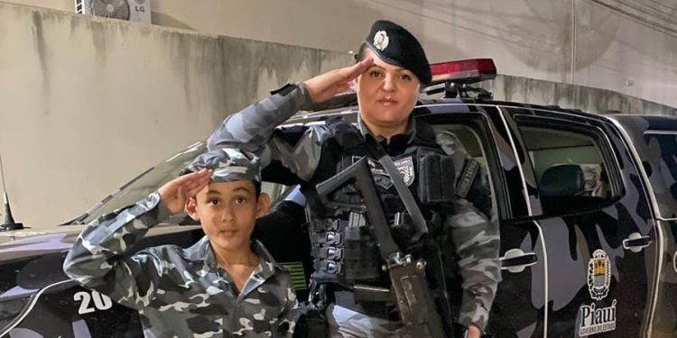 Criança recebe visita surpresa da polícia militar no seu aniversário e se emociona