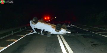 Carro capota em cima de ponte na BR-407 em Paulistana