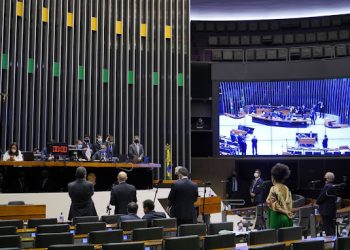 Câmara aprova MP com piso permanente de R$ 400 para Auxílio Brasil