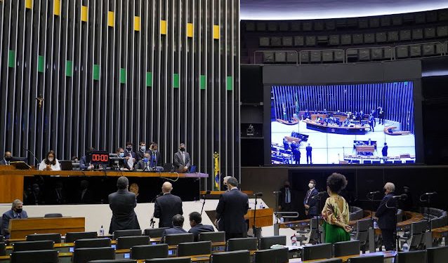 Câmara aprova MP com piso permanente de R$ 400 para Auxílio Brasil