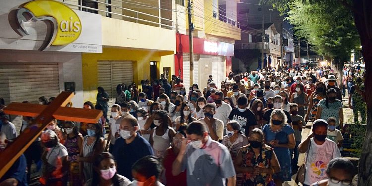 Cruz Peregrina é recebida por fiéis em Paulistana. Igreja Católica realiza primeira procissão depois de 2 anos