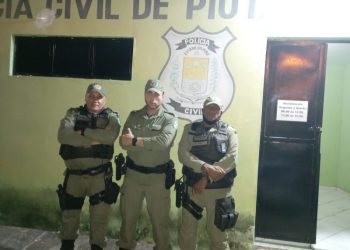 Pai é conduzido para a delegacia suspeito de espancar filha portadora de deficiência mental