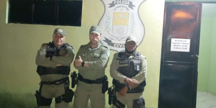 Pai é conduzido para a delegacia suspeito de espancar filha portadora de deficiência mental