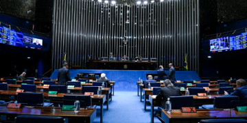 Aprovada MP com piso permanente de R$ 400 para Auxílio Brasil