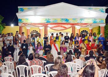 Alunos participam de peças teatrais no encerramento das comemorações de Páscoa da Escola Amanhecer