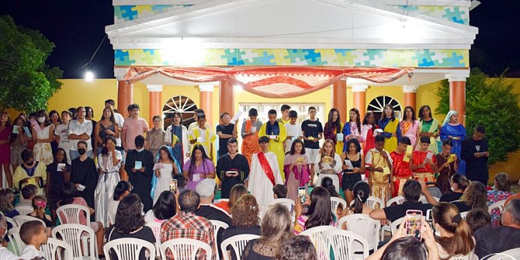 Alunos participam de peças teatrais no encerramento das comemorações de Páscoa da Escola Amanhecer