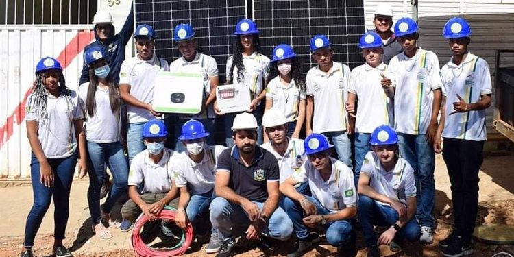 Empresa Leão Engenharia realiza aula prática para turma de Técnico em Energia Renovável da Escola Lucinete Santana  