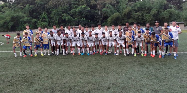 Atletas da Escolinha de Futebol Craque de Bola de Paulistana participaram de jogos avaliativos em Salvador/BA