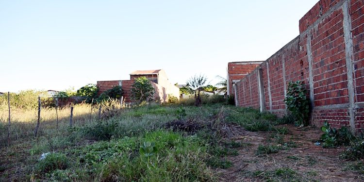 Vende-se terreno no Bairro Industrial, em Paulistana