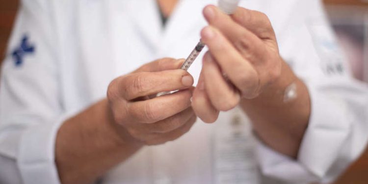 Vacina contra Covid: Saúde anuncia 4ª dose para pessoas a partir de 40 anos. Entenda como fica o esquema vacinal: