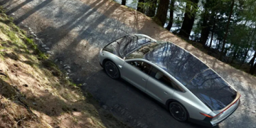 Empresa anuncia lançamento de primeiro carro do mundo movido a energia solar