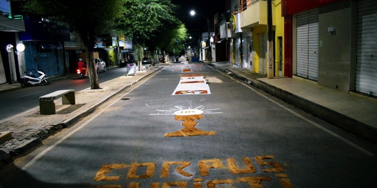 Católicos de Paulistana participam de missa e procissão de Corpus Christi