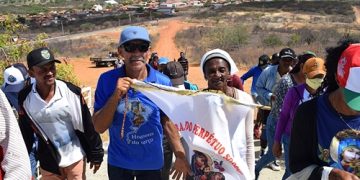 Sacrifício e Gratidão| Moradores do Barro Vermelho andam 25km a pé para pagar promessa em Paulistana