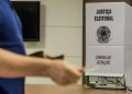 Eleições 2022 | TSE decide proibir eleitor de levar celular para cabine de votação