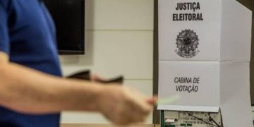 Eleições 2022 | TSE decide proibir eleitor de levar celular para cabine de votação