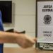 Eleições 2022 | TSE decide proibir eleitor de levar celular para cabine de votação