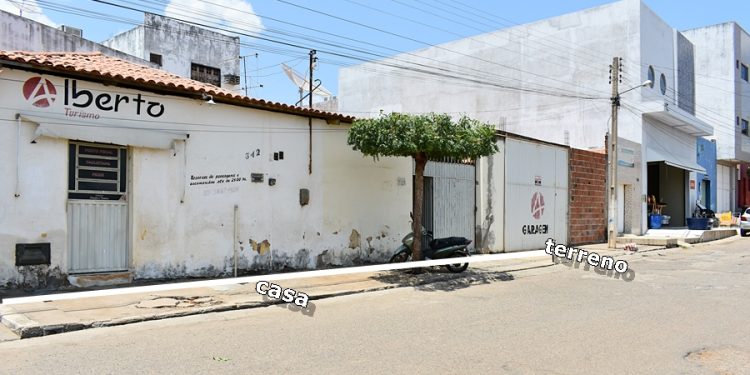 Vende-se casa e terreno no Centro de Paulistana