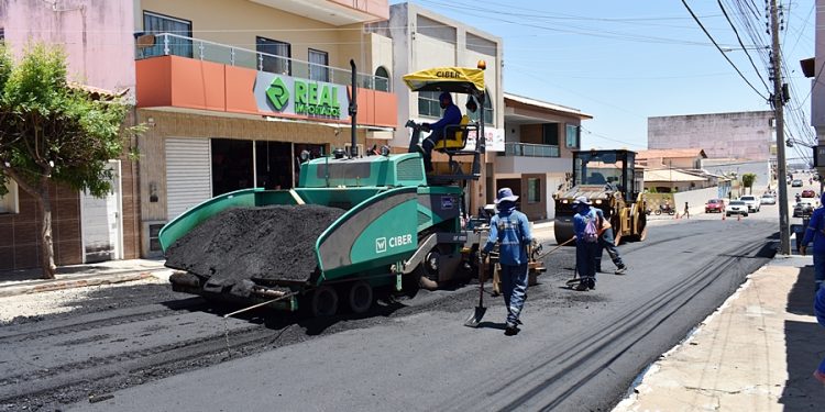 Prefeitura de Paulistana realiza obras de Asfaltamento de Ruas na cidade
