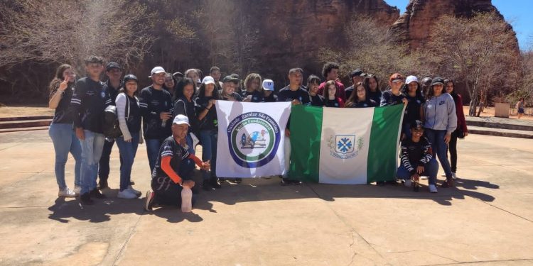 Alunos do 9° ano da U. E São Francisco, participam de atividade interdisciplinar no Parque Nacional Serra da Capivara e Museu do Homem Americano