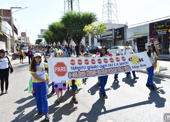 Colégio Mérito realiza passeata de conscientização de trânsito seguro