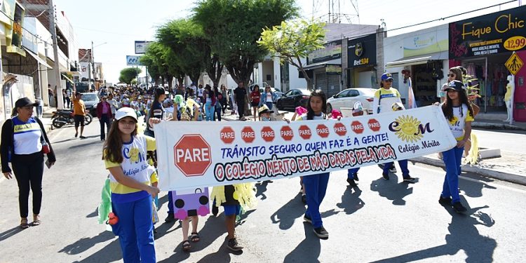 Colégio Mérito realiza passeata de conscientização de trânsito seguro