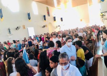 Crianças lotam Igreja Matriz em Paulistana e participam de celebração no Dia das crianças