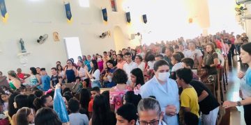 Crianças lotam Igreja Matriz em Paulistana e participam de celebração no Dia das crianças