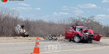 Três pessoas morrem em grave acidente entre dois carros na BR 407, próximo a divisa PI/PE, em Afrânio