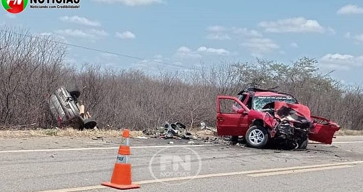 Três pessoas morrem em grave acidente entre dois carros na BR 407, próximo a divisa PI/PE, em Afrânio