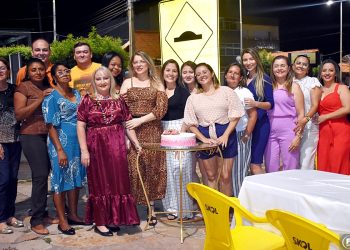 Equipe da SME reúne-se para comemorar o aniversário da secretária Gildete