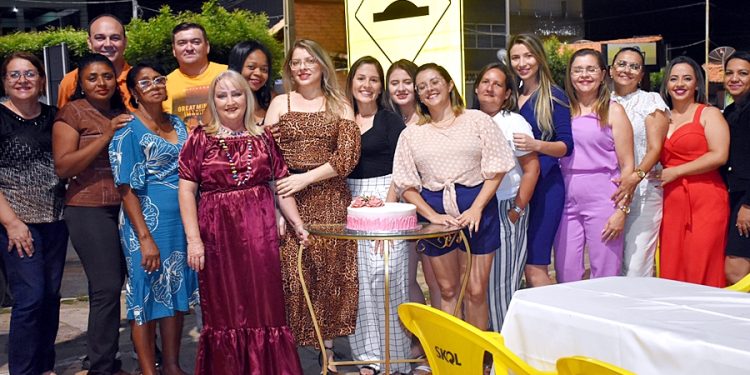 Equipe da SME reúne-se para comemorar o aniversário da secretária Gildete