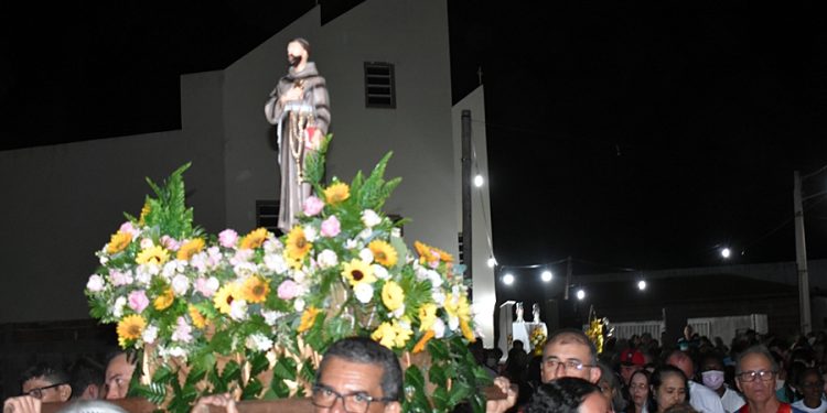 Fieis participam do encerramento da 16ª Festa de São Francisco, em Paulistana