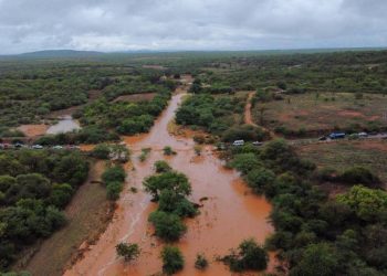 Fortes chuvas em Paulistana interrompe trânsito de rodovia estadual