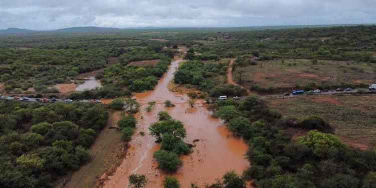 Fortes chuvas em Paulistana interrompe trânsito de rodovia estadual