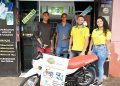 Clientes da Léo Imports participam do sorteio de uma moto 0km nesse natal