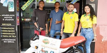Clientes da Léo Imports participam do sorteio de uma moto 0km nesse natal