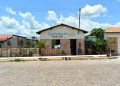 Vende-se casa em amplo terreno no centro de Paulistana