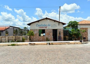 Vende-se casa em amplo terreno no centro de Paulistana