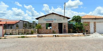 Vende-se casa em amplo terreno no centro de Paulistana