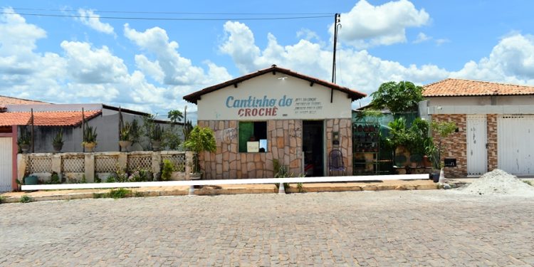 Vende-se casa em amplo terreno no centro de Paulistana