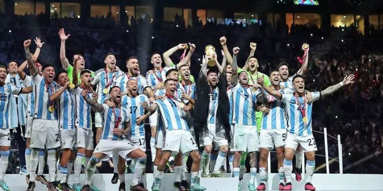 Argentina vence França nos pênaltis e é tricampeã mundial de futebol