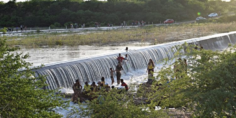 Açude Ingazeira de Paulistana, transborda após chuvas na região