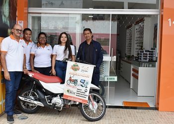 Óticas Cruz | Clientes participam de sorteio de prêmios neste Natal!