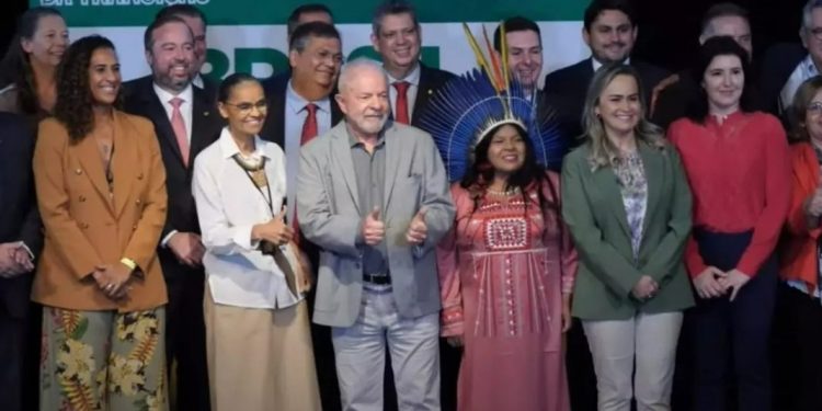 Lula fecha lista de 37 ministros, com 26 homens e 11 mulheres