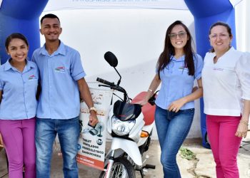 Clientes da Farmácia Farma Rápida participam do sorteio de uma Moto 0km, na promoção natal Premiado 2022